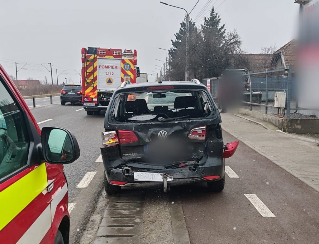 Accident în Cluj între două mașini: Bărbat transportat de urgență la spital. La fața locului a intervenit o ambulanță SMURD