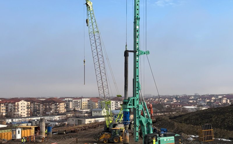 Un nou „jucător greu” este prezent pe șantierul metroului Cluj: macaraua cu șenile, care ridică 100 de tone