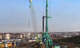 Un nou „jucător greu” este prezent pe șantierul metroului Cluj: macaraua cu șenile, care ridică 100 de tone