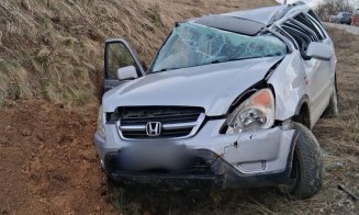 Accident pe un drum din Cluj: un șofer de 70 de ani a fost rănit și transportat la spital după ce și-a făcut praf mașina