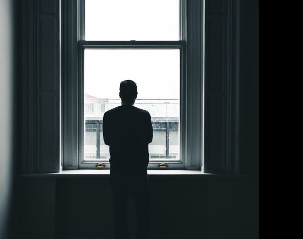 Studiu: Covidul de lungă durată ar putea declanșa modificări cerebrale similare cu Alzheimer