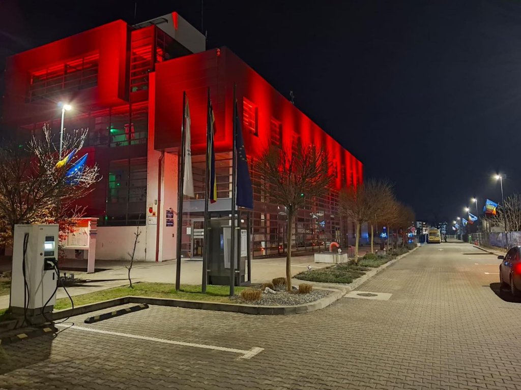 Primăria Florești, iluminată în culoarea roșie. Pivariu: „În semn de respect și recunoștință”