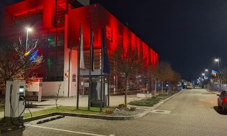 Primăria Florești, iluminată în culoarea roșie: Pivariu: „În semn de respect și recunoștință”