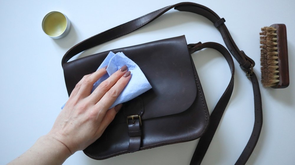 Cum să îngrijești corect gențile din piele: 5 sfaturi utile