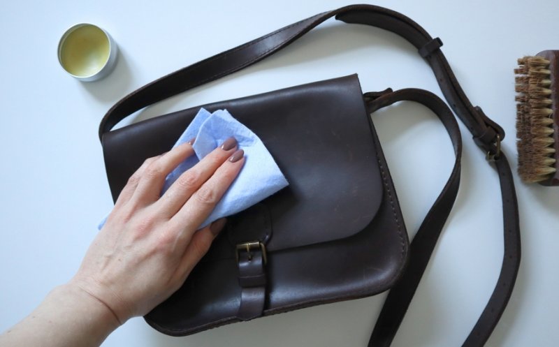 Cum să îngrijești corect gențile din piele: 5 sfaturi utile