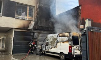 Incendiu la o autoutilitară şi la faţada unui bloc din Cluj-Napoca/ Patru persoane, evacuate