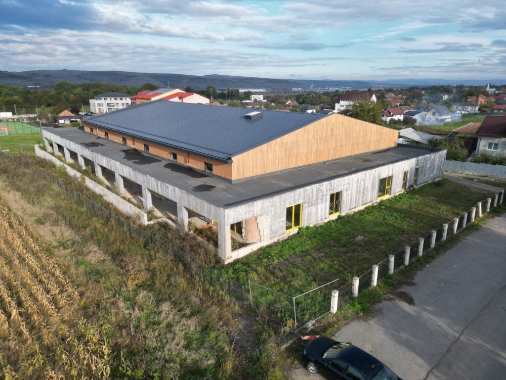 Proiect important pentru comunitate: continuă lucrările la sala de sport din Jucu