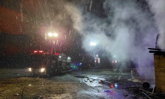 INCENDIU în Cluj noaptea trecută cu pagube mari / Cantitate mare de îngrășământ chimic, în apropierea focului
