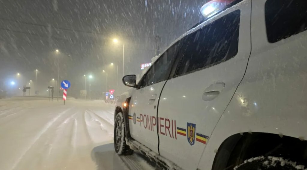 Ninsorile paralizează transportul în mai multe zone din țară:: autostrăzi și drumuri închise, zboruri anulate și trenuri întârziate