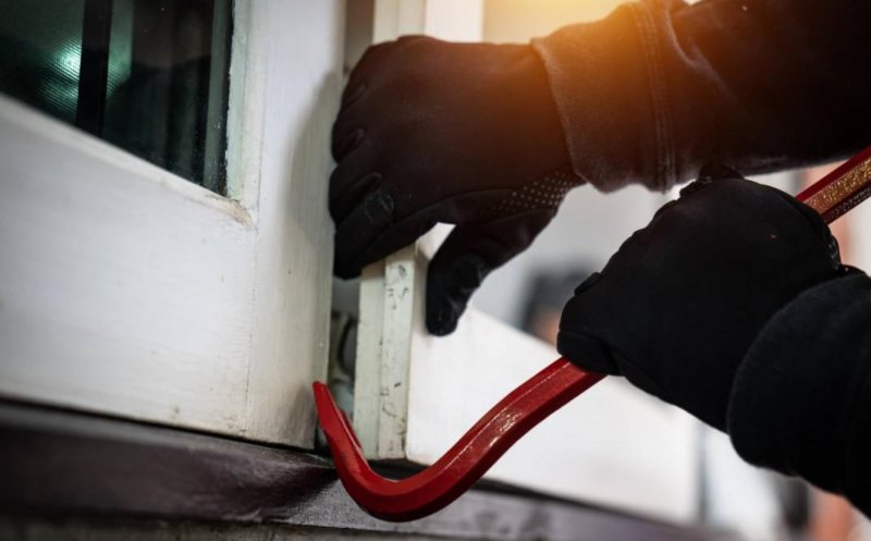 Spargeri în mai multe locuințe din Florești: hoții au luat un seif din perete cu zeci de mii de euro și un pistol