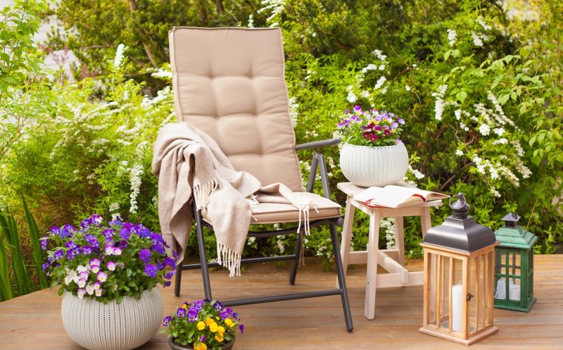Cum să mobilezi o terasă folosind accesorii de design