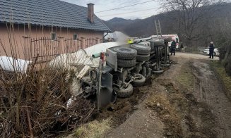 Accident grav în Cluj: o autobasculantă s-a răsturnat și a făcut prăpăd. Un bărbat a ajuns la spital