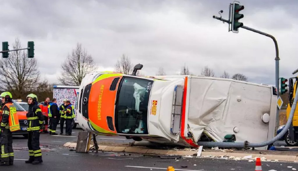 Cum a reușit o șoferiță de Mini să răstoarne o ambulanță și să provoace daune de 300.000 de euro