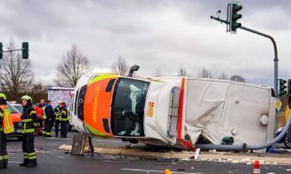 Cum a reușit o șoferiță de Mini să răstoarne o ambulanță și să provoace daune de 300.000 de euro
