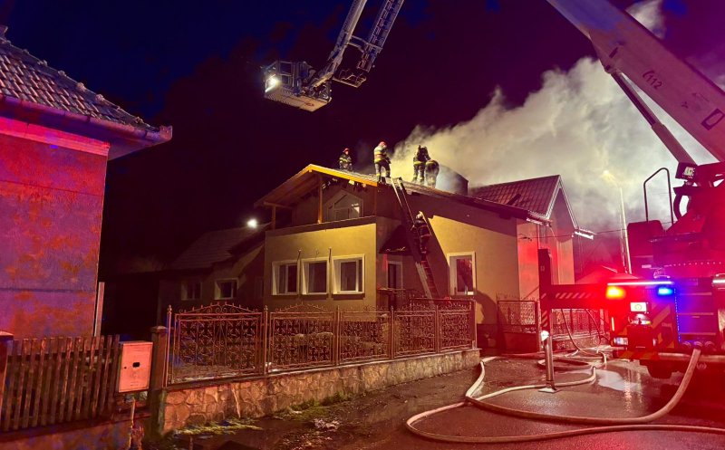 Acoperișul unei case a luat foc lângă Cluj. Pompierii au intervenit cu mai multe echipaje