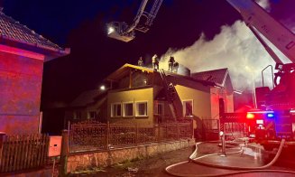 Acoperișul unei case a luat foc lângă Cluj. Pompierii au intervenit cu mai multe echipaje