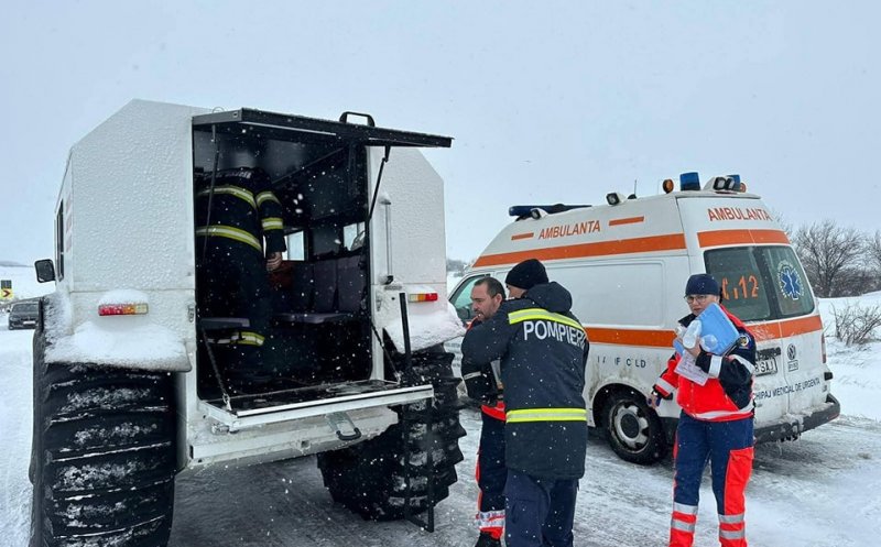 Zăpada pune în continuare probleme. Circa 40 de persoane, blocate în continuare pe drumuri din șase județe