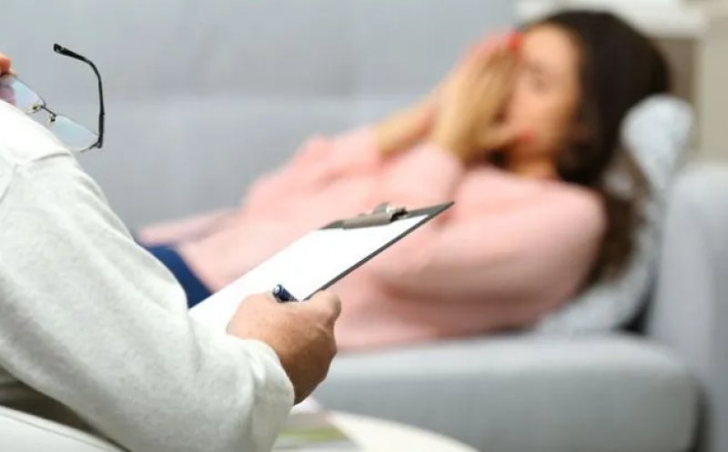 Un nou scandal zguduie breasla psihologilor! „Judecătorul” abuzurilor, acuzat că își hărțuia pacientele în cabinet: „Ești o fu*ăcioasă în draci, asumă-ți! Să vedem ce-i cu păsărica ta”