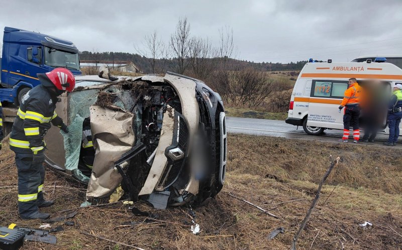 Scene șocante pe un drum din Cluj: mașină răsturnată și făcută zob pe marginea drumului. O femeie a ajuns la spital