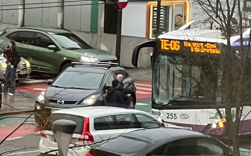 ACCIDENT în Cluj-Napoca. Trotinetist vs. autobuz CTP / Victima, un adolescent