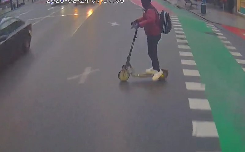 Imagini din autobuzul CTP cu adolescentul care traversează pe roșu, cu căști în urechi, și intră cu trotineta în fața autobuzului