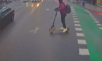 Imagini din autobuzul CTP cu adolescentul care traversează pe roșu, cu căști în urechi, și intră cu trotineta în fața autobuzului