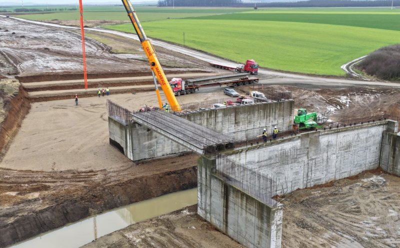 După ani de blocaje, lucrările avansează pe lotul Chiribiș – Biharia: Se montează primele grinzi