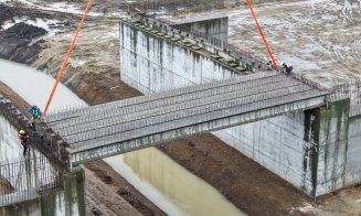 După ani de blocaje, lucrările avansează pe lotul Chiribiș – Biharia: Se montează primele grinzi