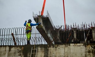 După ani de blocaje, lucrările avansează pe lotul Chiribiș – Biharia: Se montează primele grinzi