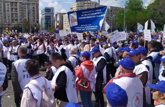 Sindicale din Educaţie și studenții ies să protesteze în fața Palatului Cotroceni: ”Şcoală săracă = Ţară needucată”