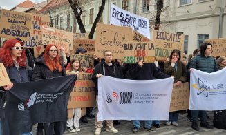 Studenți de la UBB, protest în fața Rectoratului împotriva majorării taxelor de școlarizare:  "Să-mi fac rate pentru facultate?"