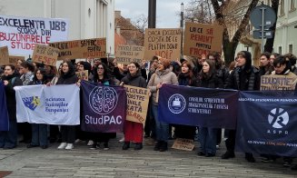 Studenți de la UBB, protest în fața Rectoratului împotriva majorării taxelor de școlarizare:  "Să-mi fac rate pentru facultate?"