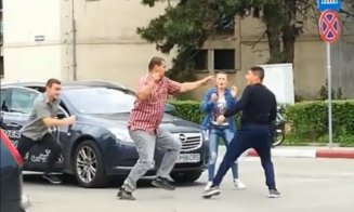 Bătaie în plină zi, în zona unei autogări din Cluj: șofer de Bolt lovit cu pumnii în cap și tras din mașină de doi frați