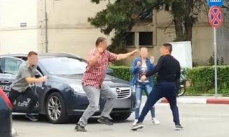 Bătaie în plină zi, în zona unei autogări din Cluj: șofer de Bolt lovit cu pumnii în cap și tras din mașină de doi frați