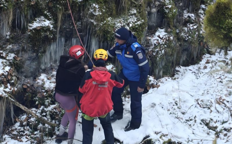 Cluj: Turiști francezi, salvați după ce au rămas blocați pe o stâncă lângă Cascada Vălul Miresei