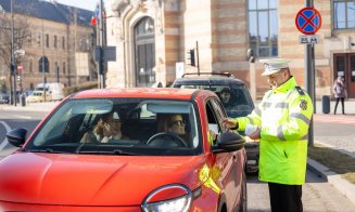 1 Martie la Cluj-Napoca: polițiștii locali au oferit flori doamnelor și domnișoarelor