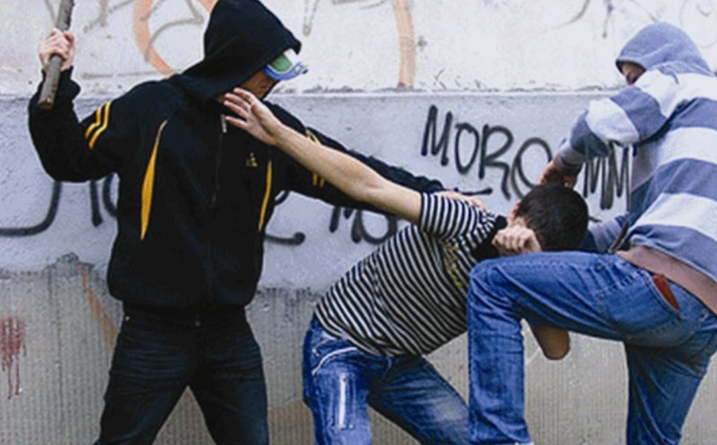 Tâlhărie brutală: doi bărbați din Cluj au agresat o persoană cu handicap și au furat bani și aur