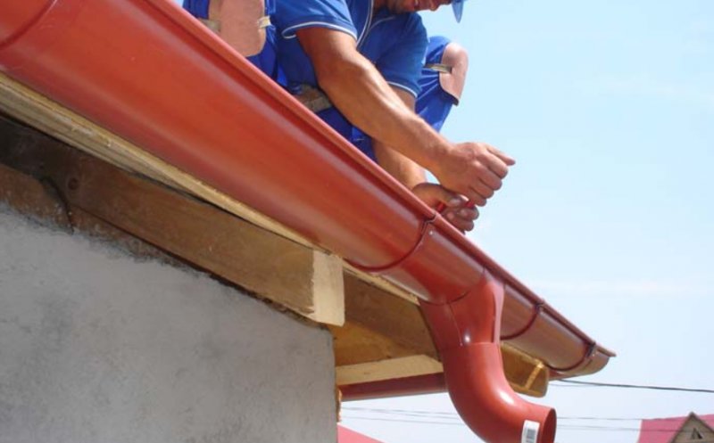 Plan infracțional la Cluj: lucrări false la burlanele casei. Victima a fost urmărită la bancomat și obligată să retragă mii de lei