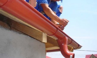 Plan infracțional la Cluj: lucrări false la burlanele casei. Victima a fost urmărită la bancomat și obligată să retragă mii de lei