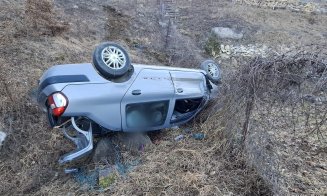 ACCIDENT în Cluj. Au aterizat cu mașina într-o râpă de 10 metri