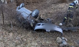 ACCIDENT în Cluj. Au aterizat cu mașina într-o râpă de 10 metri