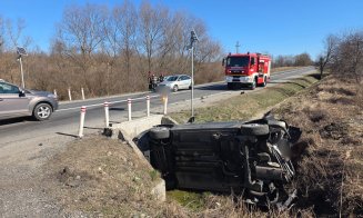 Accident grav în Cluj: mașină răsturnată într-un șanț. Trafic îngreunat