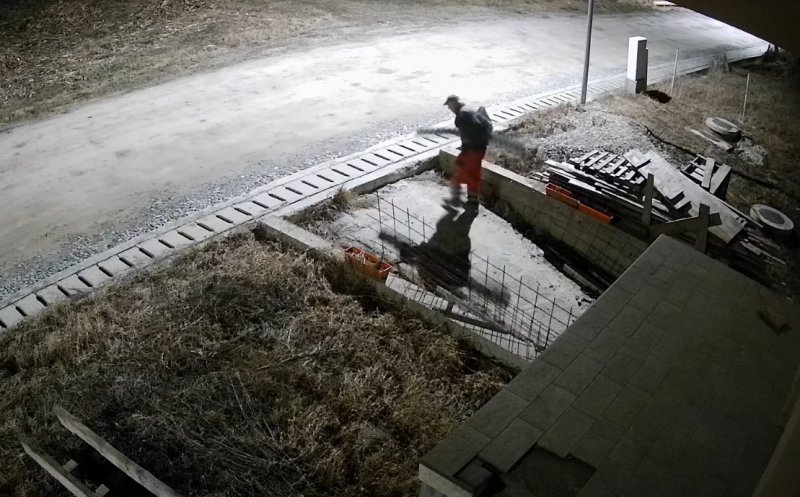 Imagini surprinse noaptea în Chinteni, Cluj: bărbat suspectat că fură din curțile localnicilor