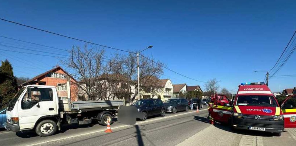 Accident rutier cu 12 persoane implicate. O femeie și doi minori au fost transportați la spital