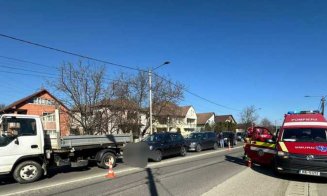 Accident rutier cu 12 persoane implicate. O femeie și doi minori au fost transportați la spital