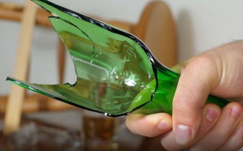 Cluj: O ieșire la bere între prieteni s-a încheiat cu o sticlă în cap și vizită la spital