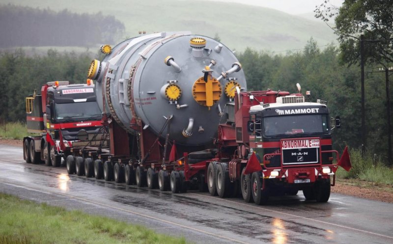 Transport uriaș spre Cluj: camion de 48 de metri și 121 de tone pe șosele în această seară. Pe unde va circula