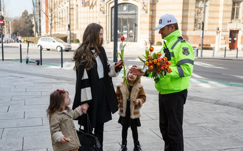 Polițiștii locali au oferit flori clujencelor de 8 Martie. "Celebrăm femeile care aduc lumină oriunde sunt"