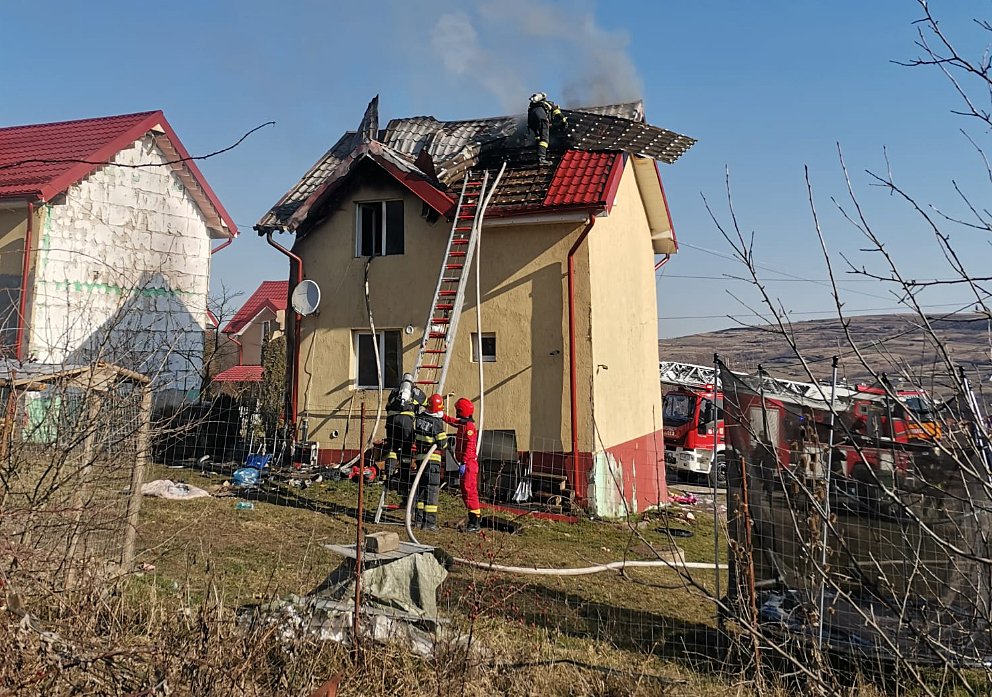 O casă a luat foc în comuna Chinteni. Intervin pompierii