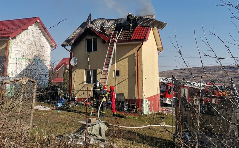 O casă a luat foc în comuna Chinteni. Intervin pompierii